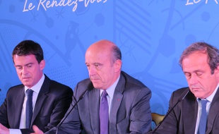 Manuel Valls, Alain Juppé et Michel Platini, le 23 octobre 2014 à Bordeaux lors du comité de pilotage pour l'Euro de foot 2016