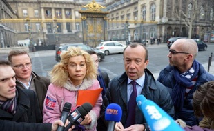 La porte-parole du collectif anti-mariage homosexuel "La manif pour tous" Frigide Barjot et le rapporteur du texte au Sénat Jean-Pierre Michel, se sont affrontés mercredi à Paris devant le juge des référés lors d'un procès en diffamation.