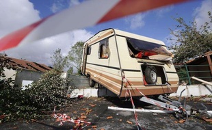 Une centaine de maisons ont été touchées à des degrés divers par une mini-tornade qui n'a fait aucune victime, dimanche matin, à Saint-Hilaire-le-Vouhis, en Vendée, département où la vigilance orange pour fortes pluies et risques d'inondations a été levée dimanche par Météo France.