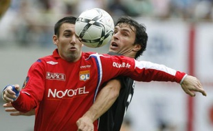 Le Lyonnais Anthony Reveillère (en rouge), lors de la Coupe de la Paix, le 21 juillet 2007.