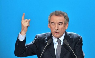 François Bayrou a de nouveau critiqué lundi l'intervention télévisée dimanche de Nicolas Sarkozy, raillant les "trois" impôts nouveaux du chef de l'Etat, tout en se disant "très déçu" par le programme de François Hollande.