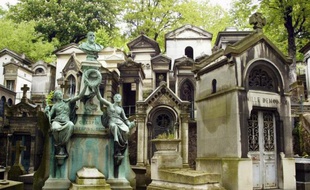Le cimetière du Père Lachaise, classé au titre des monuments historiques et sans possibilité d'extension derrière ses hauts murs parisiens, va innover en proposant bientôt deux nouveaux cadres pour accueillir les urnes funéraires: d'anciennes chapelles réaménagées en mini columbariums et des cippes.