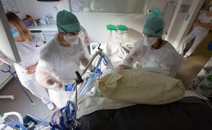 Un patient atteint du coronavirus au sein du service de réanimation du CHU de Toulouse.