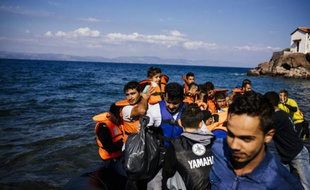 Des migrants et des réfugiés venant de Turquie arrivent sur l'île grecque de Lesbos, le 9 octobre 2015