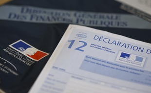 Illustration remplissage de la déclaration des revenus.