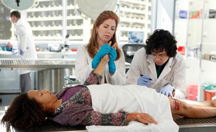 Dana Delany (au centre) dans le rôle de la médecin Légiste Megan Hunt de la série "Body of Proof" d'ABC