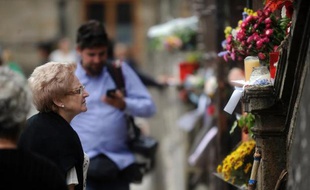 Fleurs et bougies déposées le 27 juillet 2013 à Saint-Jacques de Compostelle, en hommage aux victimes du train qui a déraillé