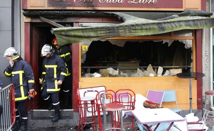 Des pompiers devant le bar rouennais Au Cuba Libre, après un incendie qui a fait 13 morts le 6 août 2016.