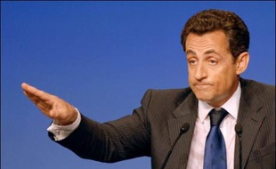 Nicolas Sarkozy, candidat UMP à l'élection présidentielle, a dénoncé mercredi à Paris "les petites combinaisons partisanes", en faisant allusion à un possible accord entre Ségolène Royal et François Bayrou, en vue du second tour, le 6 mai.