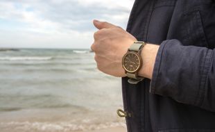 Le «Violeur à la montre» parvenait à les attirer dans des coins isolés en leur demandant de l’aide pour retrouver sa montre, soi-disant coincée sous une pierre (illustration).