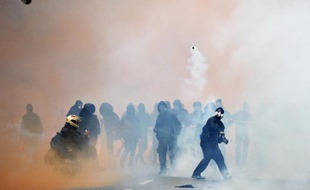 Des manifestants s'affrontent avec la police italienne à l'extérieur de l'Expo universelle de Milan, le 1er mai 2015, jour de son inauguration