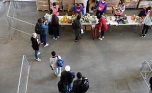 Des Marseillais dans le besoin participent à une distribution de denrées alimentaires au Vélodrome