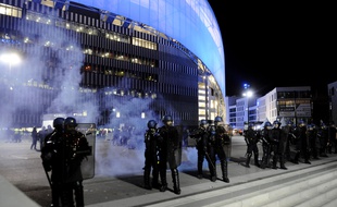 Des CRS devant le Stade Vélodrome le 10 avril 2016 à Marseille