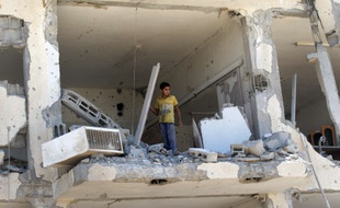 Des Palestiniens tentent de récupérer leurs biens dans les décombres d'un bâtiment à Rafah au deuxième jour du cessez-le-feu, le 6 août 2014.
