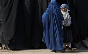 Le gouvernement afghan étudie la possibilité de rétablir la peine de mort par lapidation en cas d'adultère, ce qui marquerait un retour aux châtiments infligés sous le régime des talibans, a dénoncé lundi l'organisation de défense des droits de l'homme Human Rights Watch.