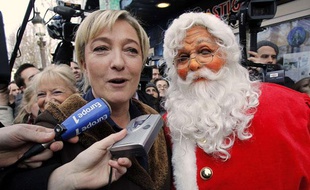 Marine Le Pen au marché de Noël des Champs-Elysées, le 19 décembre 2012.