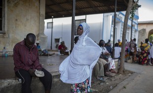 Des mozambicains attendent leurs proches évacués de Palma à Pemba, le 31 mars 2021.