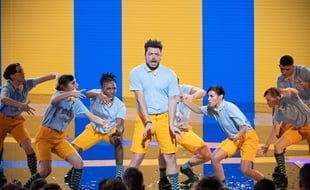 Kev Adams sur la scène des NRJ Music Awards le 10 novembre 2018.