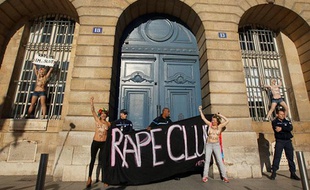 Les activistes du collectif Femen manifestent devant le ministère de la Justice, le 15 octobre 2012.