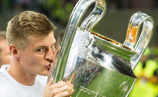 Toni Kroos et le trophée de la Ligue des champions à Milan le 28 mai 2016.