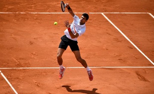 Le Serbe Novak Djokovic lors de sa demie-finale contre l'Autrichien Dominic Thiem à Roland Garros le 8 juin 2019.