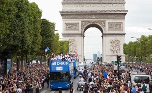 Les athlètes Français de retour des JO défilent sur les Champs-Elysées, le 13 août 2012 à Paris.
