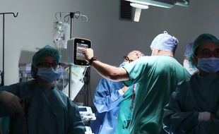 Utilisation du moniteur MDoloris lors d'une opération chirurgicale. Ce moniteur permet de mesurer instantanément le degré de douleur d'un patient.