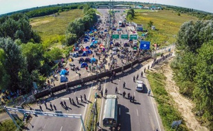 Vue aérienne du poste frontière entre la Hongrie et la Serbie, près de la ville serbe de Horgos, où s'entassent les migrants désormais bloqués par les autorités de Budapest, le 16 septembre 2015