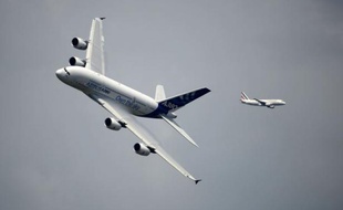 Les constructeurs aéronautiques ont annoncé pour plus de 25 milliards de dollars de commandes lundi au premier jour du salon du Bourget, les leaders Airbus et Boeing s'affrontant durement sur le segment des long-courriers, avec pour l'instant, l'avantage à Airbus.