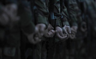 Deux hommes portant des uniformes de la police afghane ont retourné leur arme et tué deux soldats de la force internationale de l'Otan (Isaf) samedi dans le sud de l'Afghanistan, a annoncé l'Isaf.