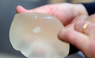 Une femme de 53 ans, ancienne porteuse d'implants mammaires PIP, est décédée lundi à Marseille d'un lymphome sans que l'on puisse pour l'heure établir formellement un lien de cause à effet, malgré la conviction de la famille et de la principale association de victimes.