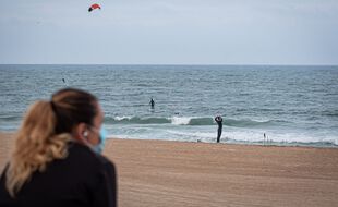 Des surfeurs en Espagne (illustration).