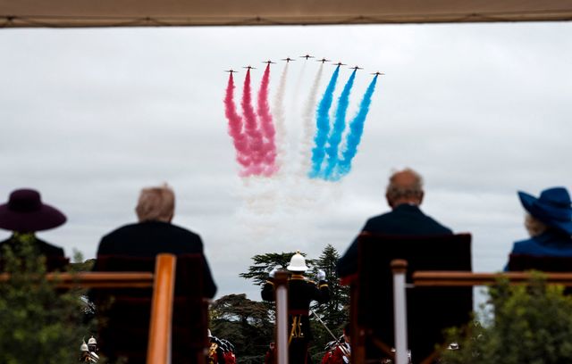 Puis place au survol aérien des « Red Arrows », la patrouille acrobatique de la Royal Air Force.