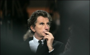 Jack Lang a pris vendredi la défense de Georges Frêche, en livrant sa version de l'incident qui avait opposé le président socialiste de la région Languedoc Roussillon à des représentants des harkis le 11 février.