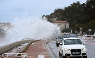 Les vagues sur la Corniche à Marseille. (Illustration)