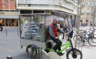 Pierre livre des sapins bio en vélo électrique dans l'hypercentre de Toulouse.