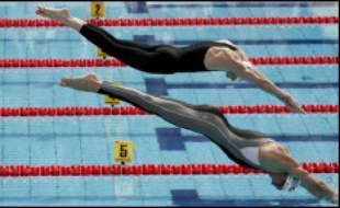 Championnats d'Europe de natation à Budapest: Alain Bernard a vu sa route s'arrêter. A égalité avec son coéquipier David Maitre à la neuvième place (22.63), il a été battu en barrage (22.35 contre 22.44). Maitre aura donc la possibilité de nager, comme il l'a annoncé, une nouvelle fois pour son président Gérard Durant, décédé récemment.