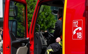 Courbevoie le 14 mai 2012. Boulevard de la Mission Marchand. Illustration sapeurs pompiers de la brigade de Paris dans son camion. Conducteur.