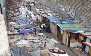 300 Roms et Roumains ont installé un camp de fortune depuis juin dernier sur la petite ceinture le long du boulevard Neu (18e).