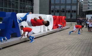 Lille, le 15 juin 2015 - La metropole lilloise lance le compte a rebours, un an avant l'Euro 2016 de football, avec le concours d'acrobates.
