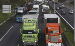 Des routiers bloquent la circulation près de Villepinte lors d'une opération escargot contre le projet de l'écotaxe, le 30 novembre 2013.