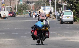 Pierre-Adrien a parcouru 16.000 kms à vélo depuis Bangkok jusqu'à Rennes, où il ira voter dimanche.
