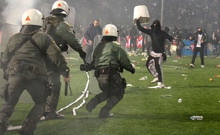 Des supporters du PAOK Salonique se battent avec la police le 2 mars 2016.