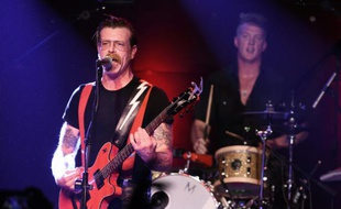Le chanteur Jesse Hughes (g) et Josh Homme du groupe Eagles of Death Metal au Teragram Ballroom à Los Angeles le 19 octobre 2015