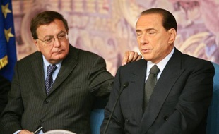 L'ex-chef du gouvernement italien Silvio Berlusconi et Paolo Bonaiuti, qui a été pendant 18 ans son porte-parole, le 6 avril 2006 à Rome
