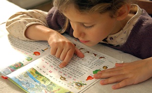 Une petite fille apprend à lire