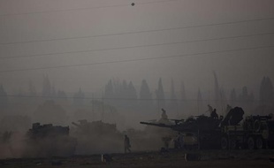 L'armée de l'air israélienne a lancé des dizaines de raids dans la bande de Gaza durant la nuit du 8 juillet 2014.