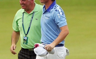 Rory McIlroy et son père Gerry, lors de la victoire du premier à l'US Open de golf, le 19 juin 2011.