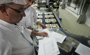 La Cuisine centrale des cantines scolaires prépare les repas. (illustration)