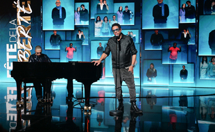 Sofiane Pamart (au piano) et Joeystarr sur le plateau de la Fête de la liberté.